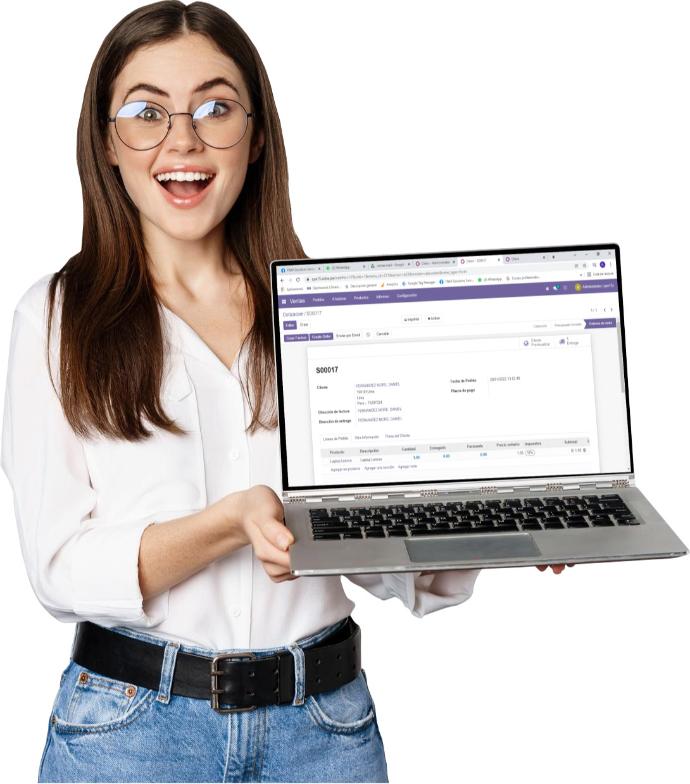 Mujer con laptop utilizando facturación electrónica 
